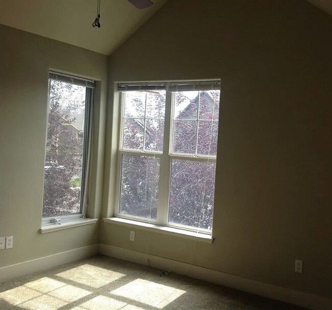 Building Photo - Open Floorplan Townhouse