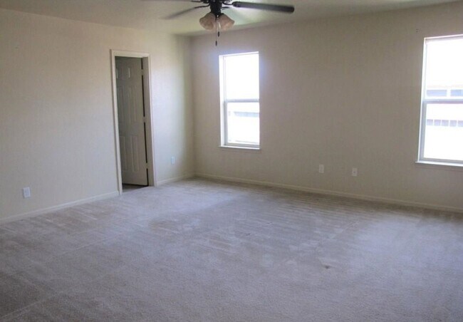 Building Photo - 4bed / 2 bath AVAILABLE SOON!!!!! MID JANUARY