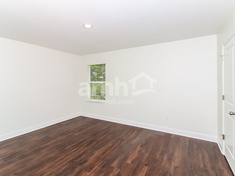 Building Photo - 4040 Chivalry Dr