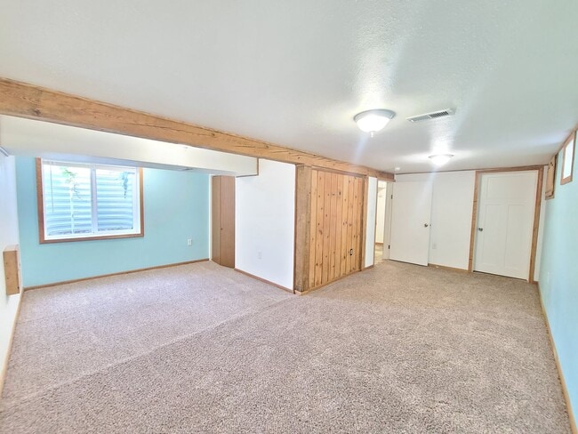 Building Photo - $2,200- 4 Bed / 2 Bath House on an Almost Acre Lot in Spokane Valley