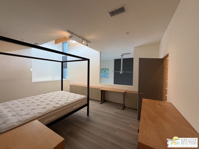 Building Photo - 1536 E Baristo Rd