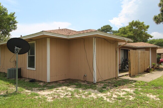 Building Photo - Gulf Breeze 2BR Apartment in Greenbriar with Large Bedrooms, Fenced Patio, Huge Backyard & Water/...