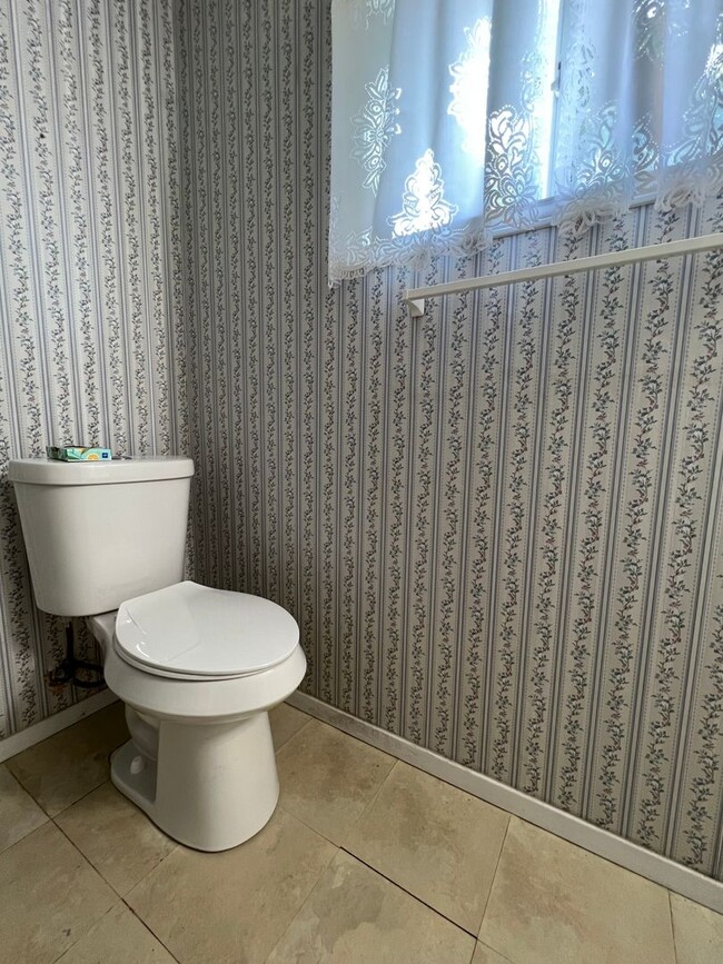 Building Photo - 606 SW 26th Pl