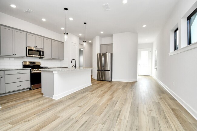 Building Photo - 1535 Park Path Dr