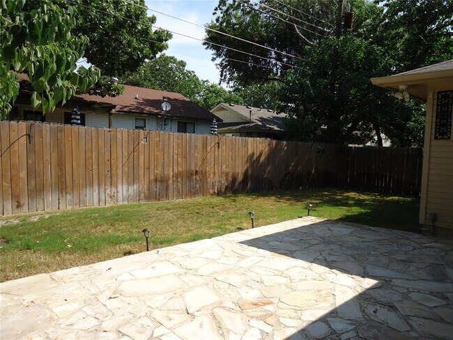 Building Photo - 1404 Peachtree Valley Dr