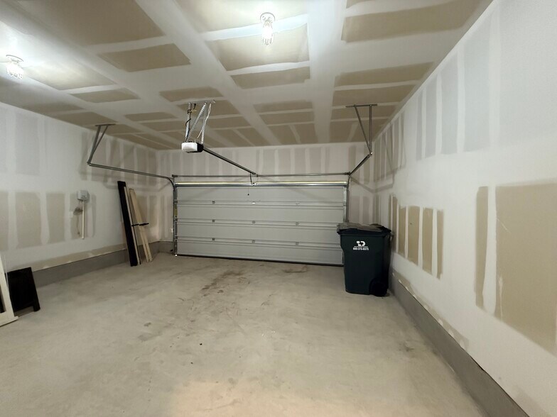 Building Photo - 195 Parkers Pond Path