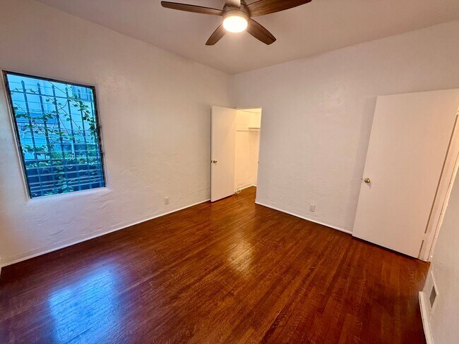 Building Photo - 2166 Beachwood Terrace