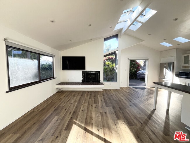 Building Photo - 602 Victoria Ave