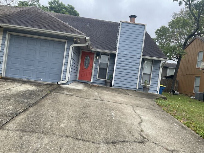 Building Photo - 11719 Fort Caroline Lakes Dr N