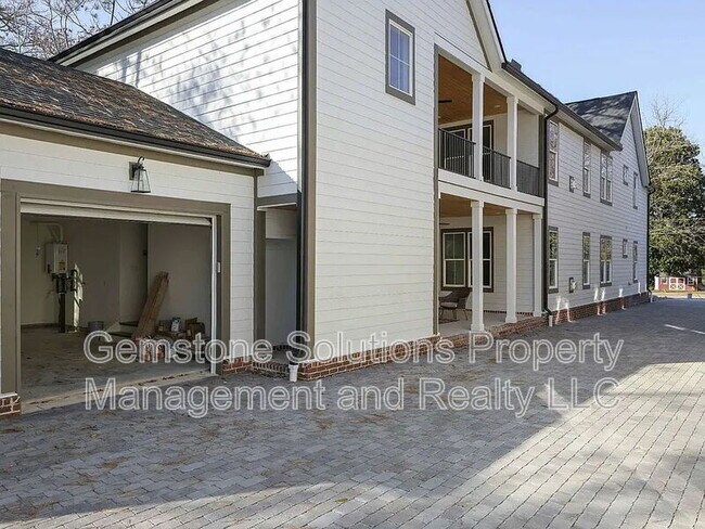 Building Photo - 207 Fairground St