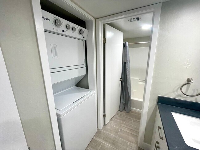 Building Photo - Fully Remodeled 2bedroom near downtown