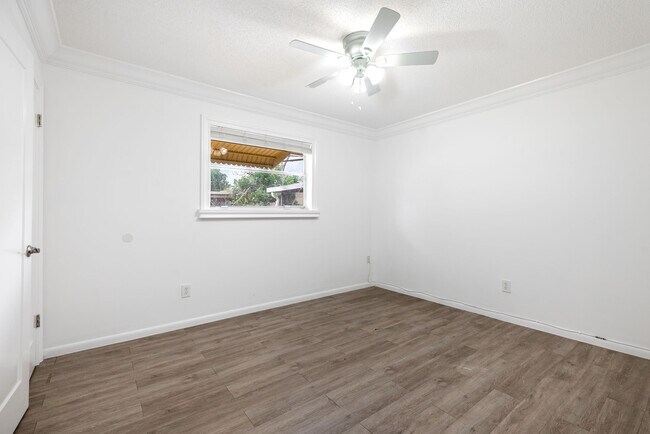 Building Photo - 8642 Sunset Dr