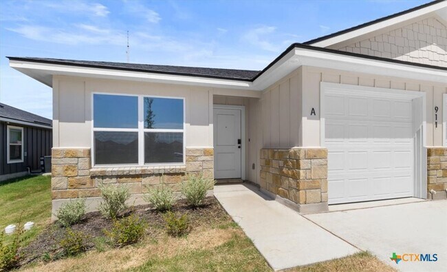 Building Photo - 911 Sevenleaf Ln
