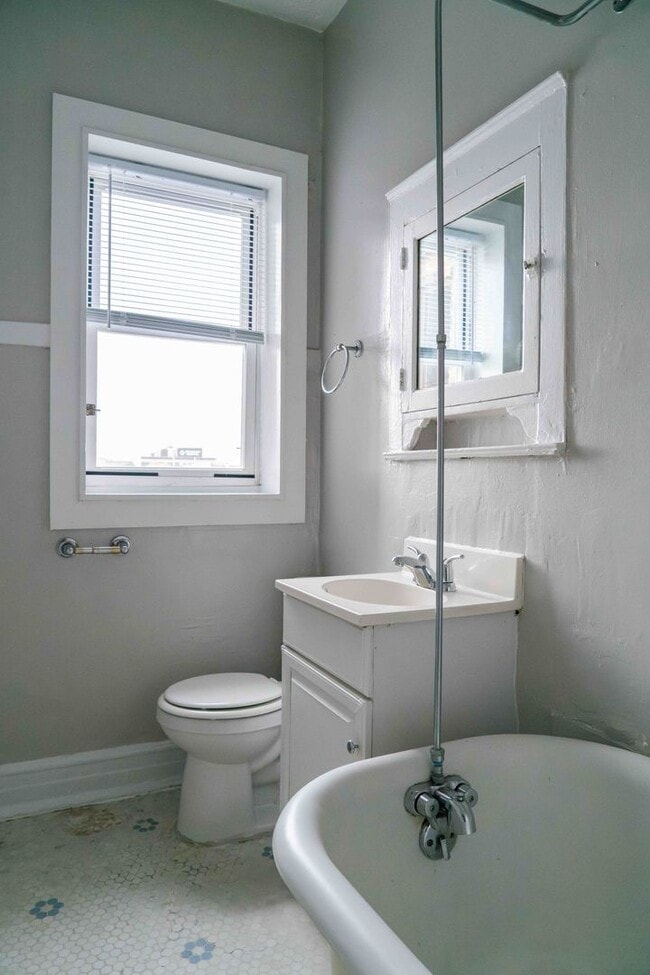 Building Photo - Uptown / Ravenswood - Studio - w/ Decorative Fireplace