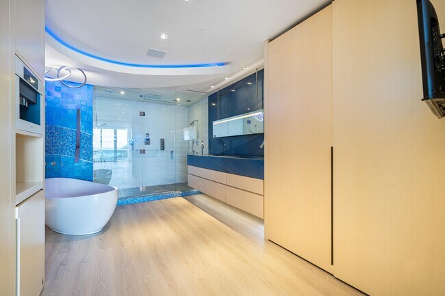 Building Photo - 5959 Collins Ave