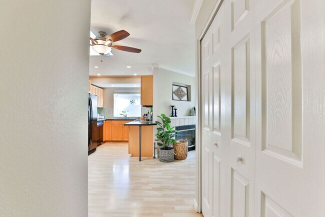 Building Photo - Talmadge : spacious 2 bed, 2 ba top floor condo