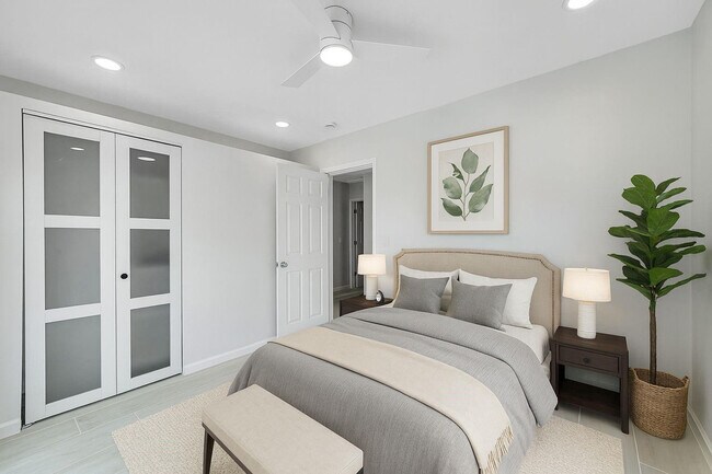 Building Photo - 4710 SW 43rd Ave