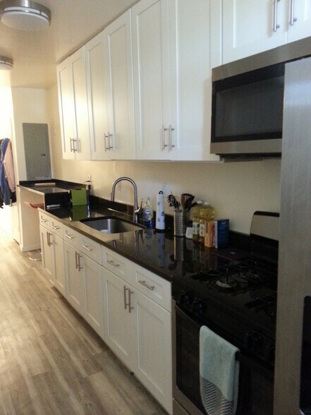 Building Photo - 4630 Brooks St NE