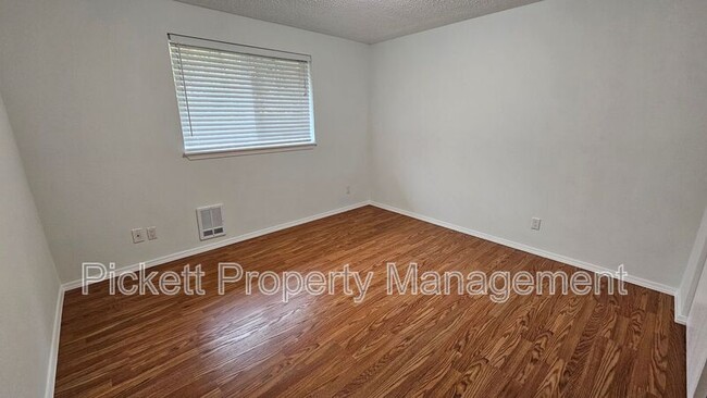 Building Photo - 1155 Silverleaf Ct E