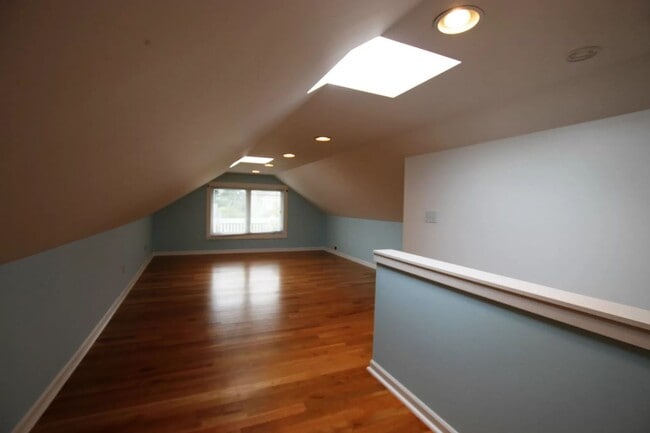 Building Photo - Lovely Craftsman Style Home Ballard !