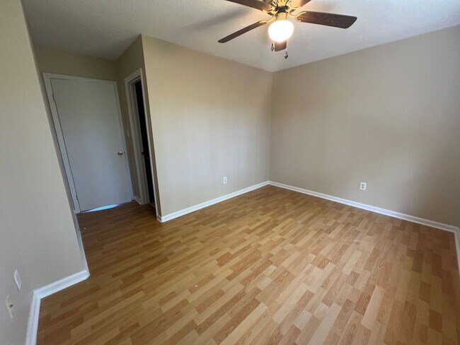 Building Photo - Beautiful 2 bedroom 2.5 bath town house located off Piney Green Road