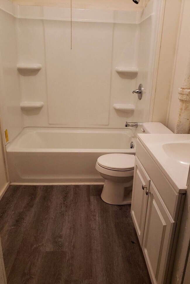 Building Photo - 1500 W 4th St