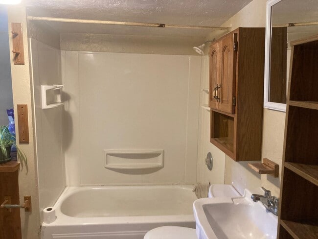 Building Photo - Charming 1 Bed / 1 Bath Apartment Near Dow...