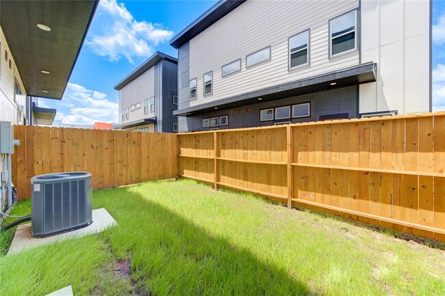 Building Photo - 13102 Honey Suckle Ridge Ln