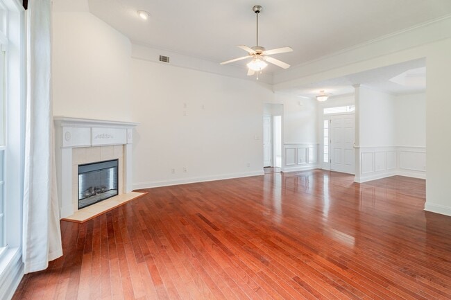 Building Photo - 256 Southbank Dr