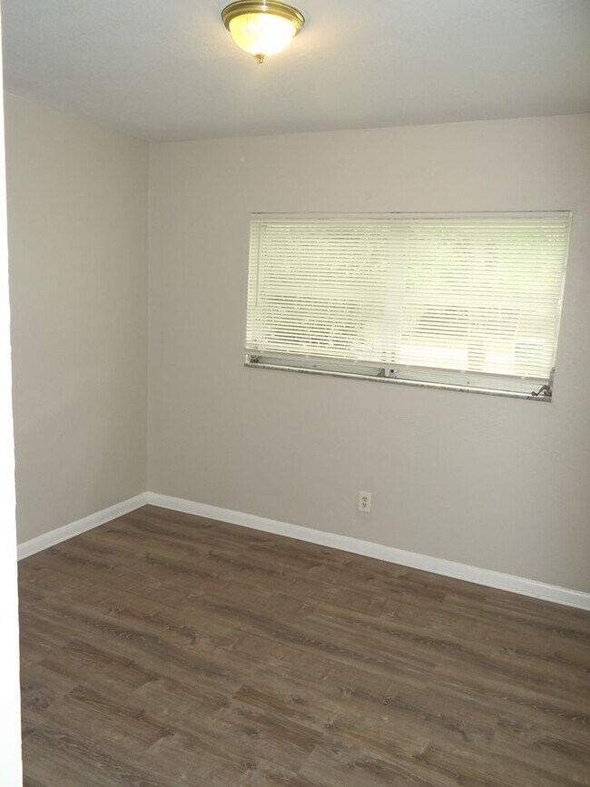 Building Photo - 3 Bedroom, 1 bath home - Just renovated