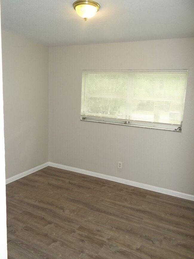 Building Photo - Just renovated - $500 off move in special