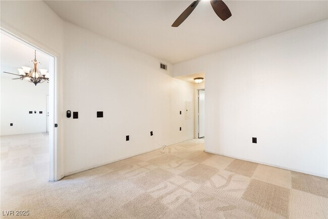 Building Photo - 3400 Cabana Dr