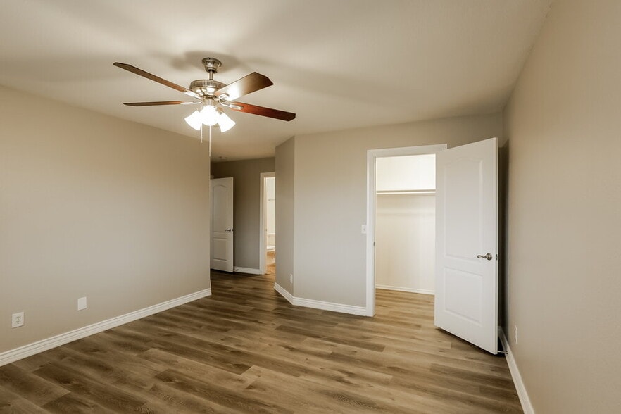 Building Photo - 1079 E Yuma Ave