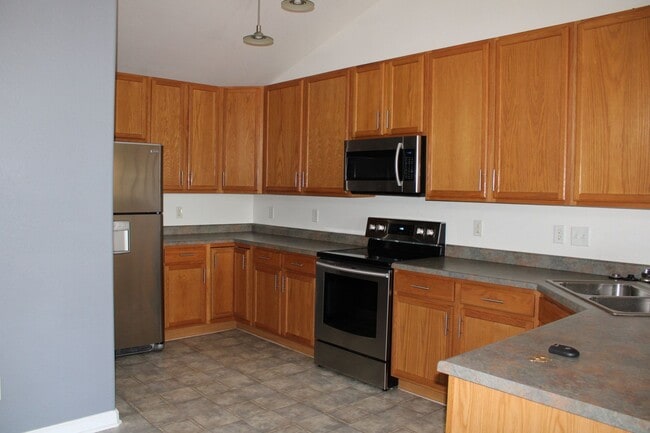 Building Photo - Beautiful 2-Bedroom Townhome in Pinnacle at T-Bone Ranch