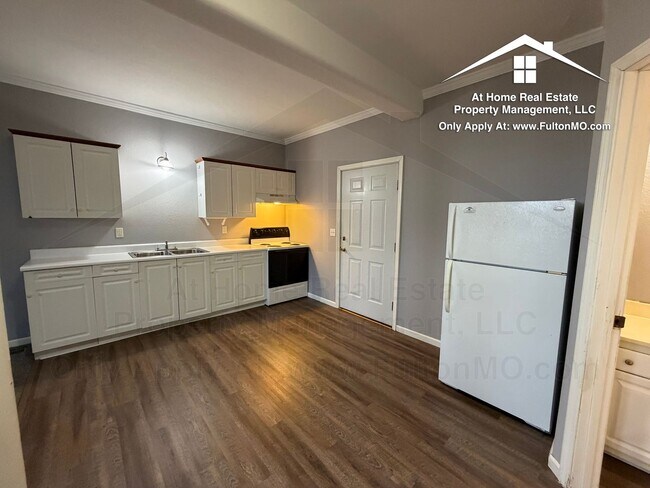 Building Photo - 808 Center St