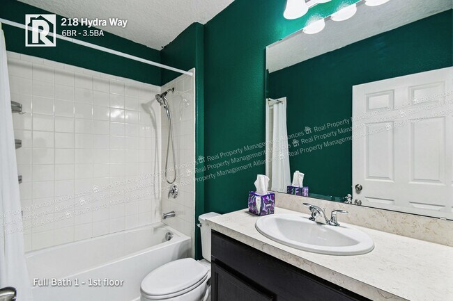 Building Photo - Spacious 6-Bedroom Home with Fenced Backya...