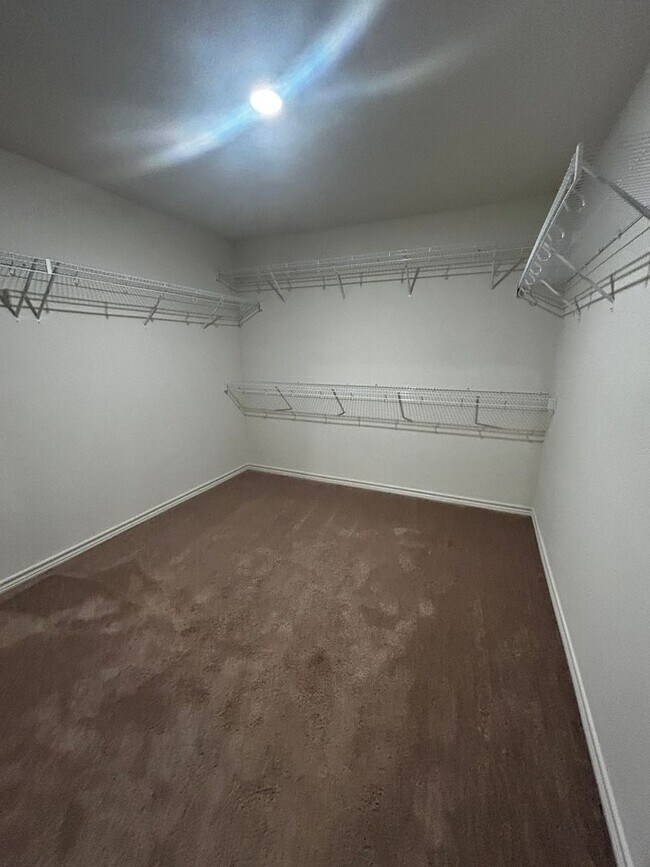 Building Photo - 4BR SFR w/ 2,198 Sq Ft near Downtown Elgin