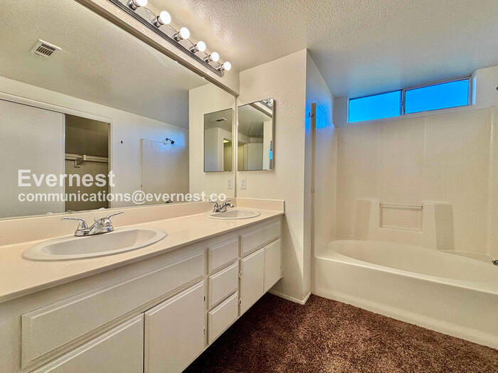 Building Photo - 27620 Parkside Dr