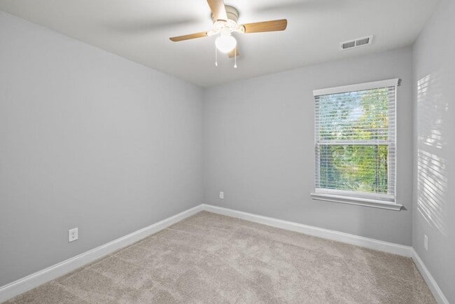 Building Photo - 2570 Castellan Dr