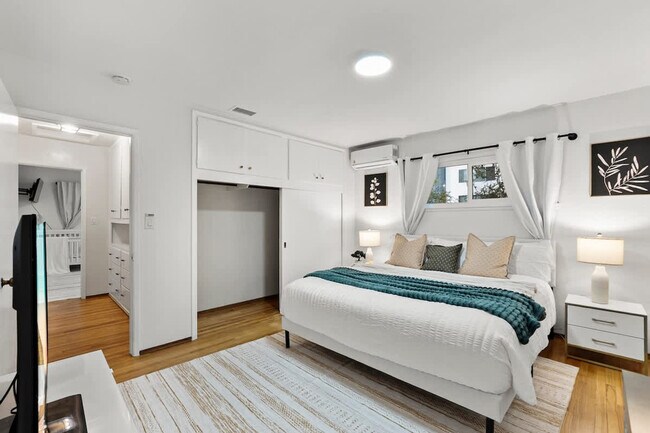 Building Photo - 4989 Randlett Dr