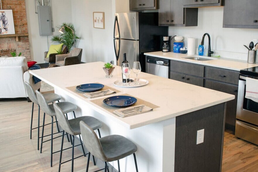 Building Photo - 1424 Pleasant St