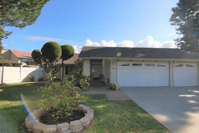 Building Photo - Beautiful 3-Bedroom Home with Pool, Spa & 3-Car Garage in Orange