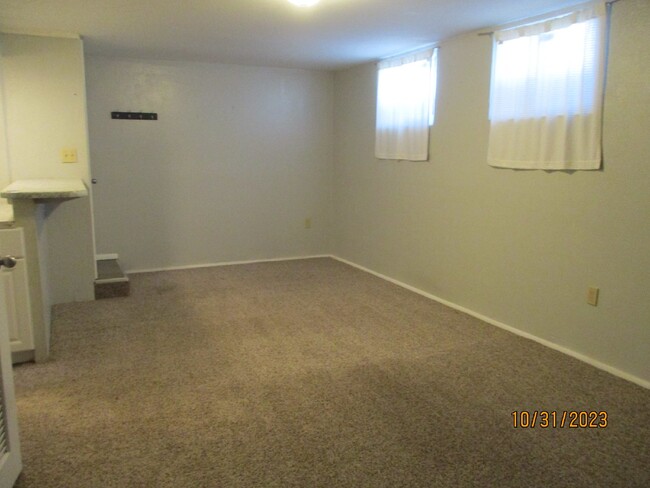 Building Photo - 2 bedroom lower level duplex - Bennett