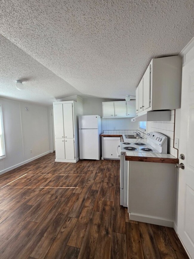 Building Photo - Ready to Move in