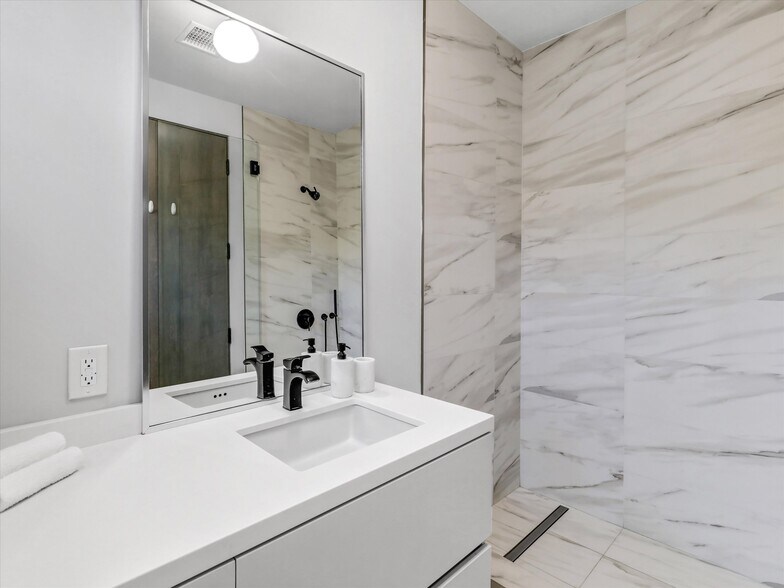 Building Photo - 1724 N Sierra Bonita Ave