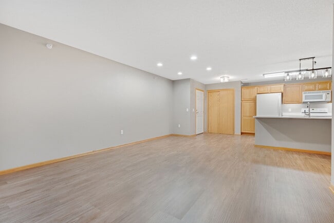 Building Photo - 15631 Linnet St NW