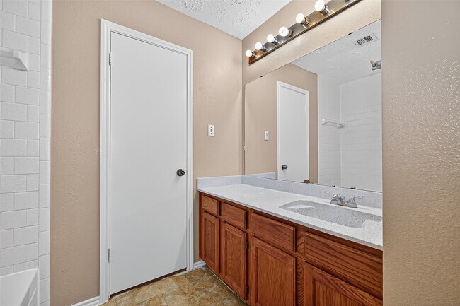 Building Photo - 1926 Woodland Hills Dr