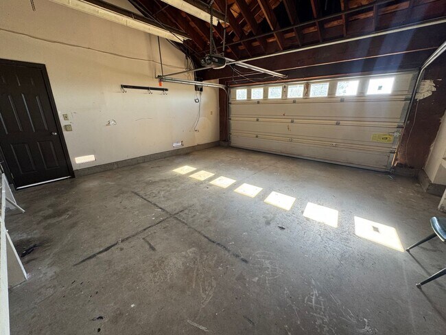 Building Photo - 4 Bedroom - 2 Bathroom with view