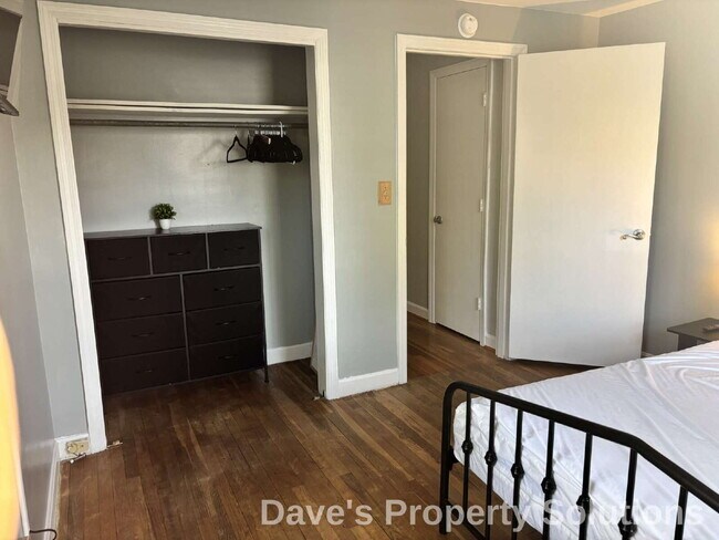 Building Photo - Experience Effortless Living in Beautiful Red Brick Ranch