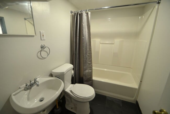 Building Photo - 3bd/2ba Seattle Home